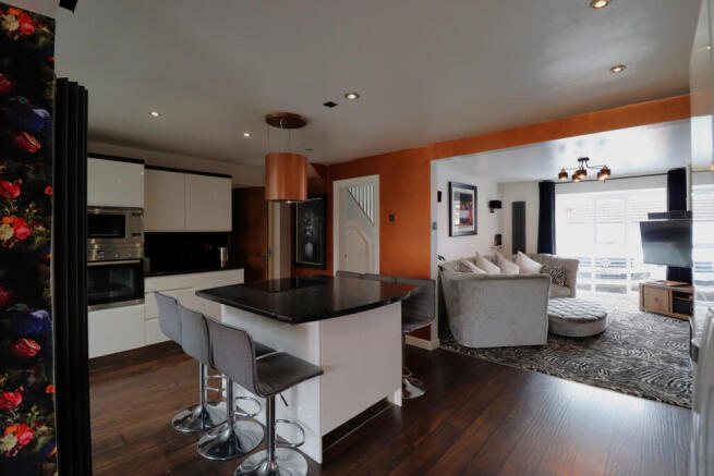 5 bed Detached for sale Image 6
