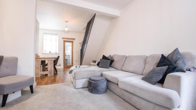 2 bed Terraced to rent Image 6