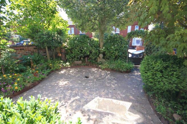 FRONT GARDEN