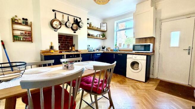 2 bed Terraced to rent Image 5