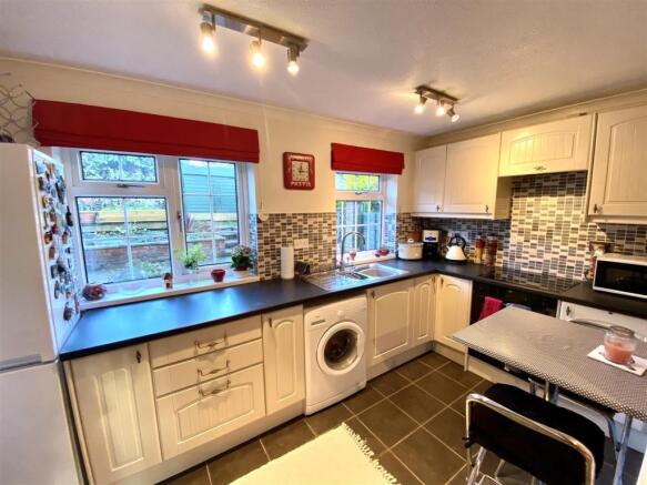 KITCHEN/DINING ROOM