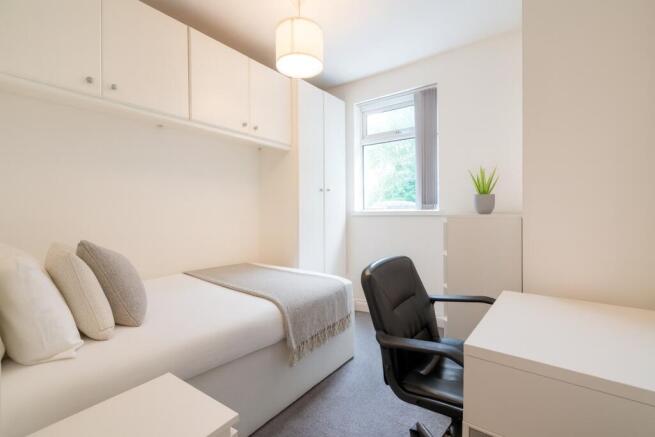 Bright, neatly presented single bedroom with bu...