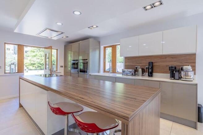 5 bed Detached for sale Image 5