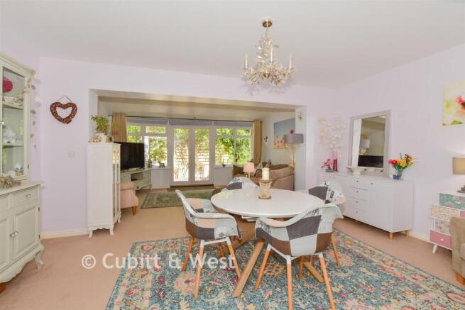 Lounge/Dining Area