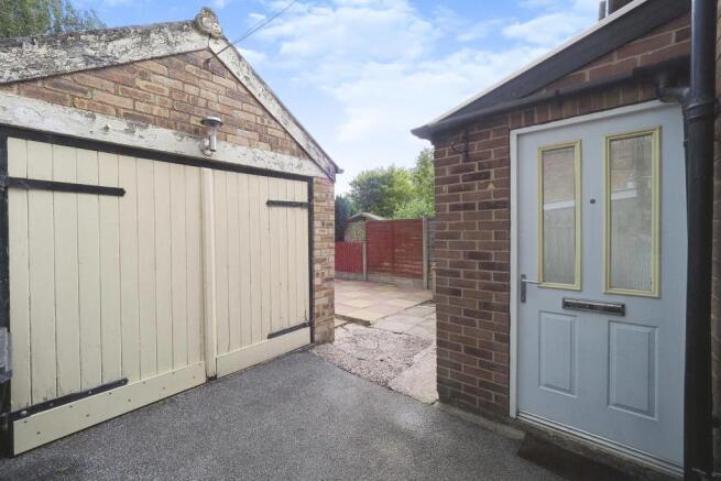 Detached Garage: