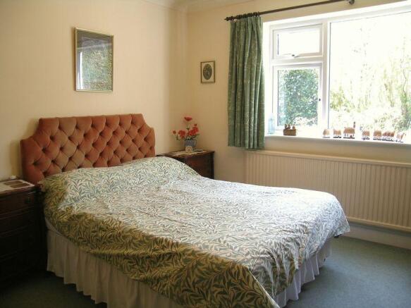 Bedroom 5 / Fa...