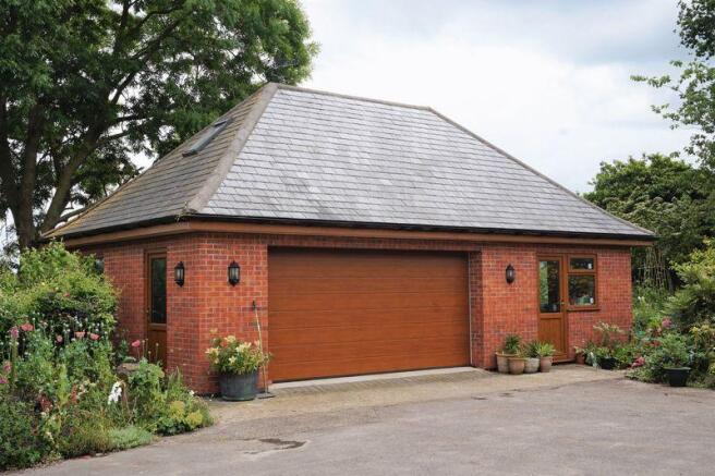 Double Garage/...