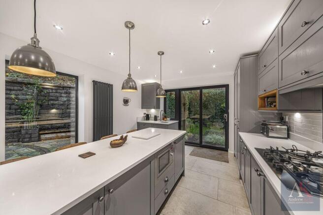 5 bed Detached for sale Image 12