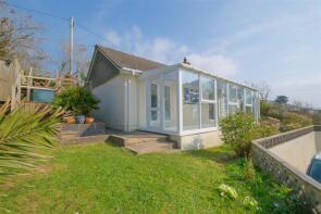 Montreux, Looe Hill, Torpoint PL11 3JQ