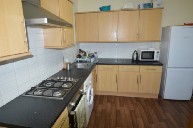 4 bed House to rent Image 4
