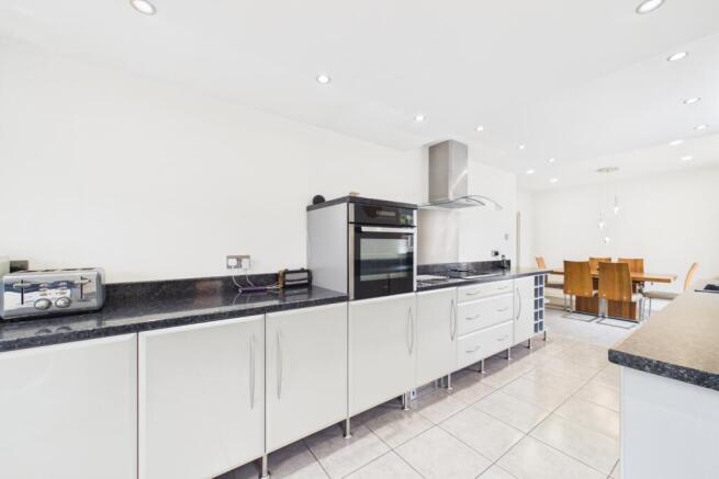 4 bed Semi-Detached for sale Image 11