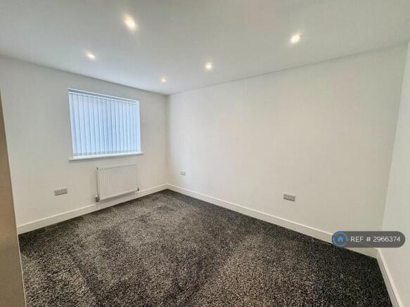 4 bed Semi-Detached to rent Image 8