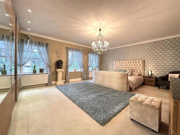 4 bed House for sale Image 8