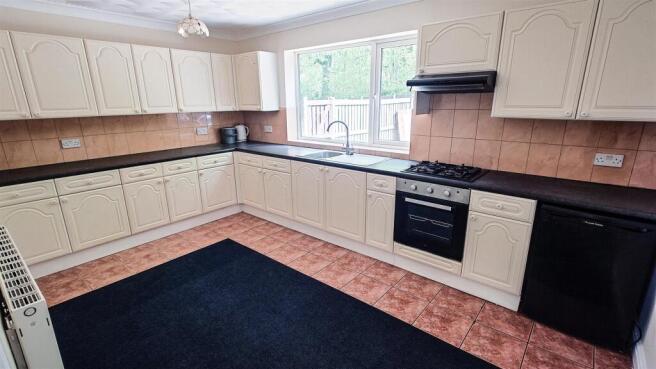 LARGE DINING KITCHEN