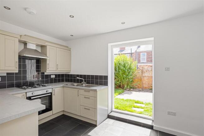 4 bed Semi-Detached to rent Image 7