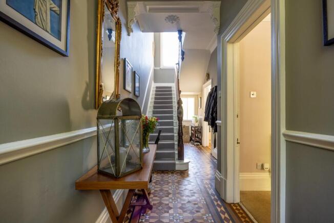 5 bed Town House for sale Image 8