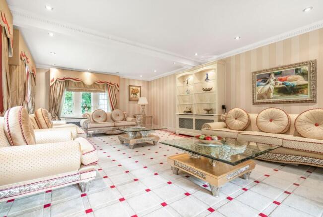 5 bed Detached for sale Image 4