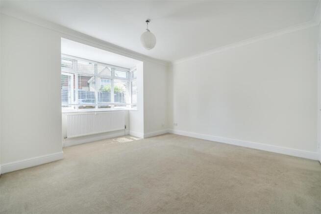Sitting room with bay window.jpg