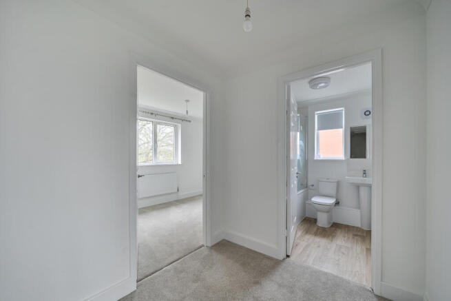 4 bed House to rent Image 10