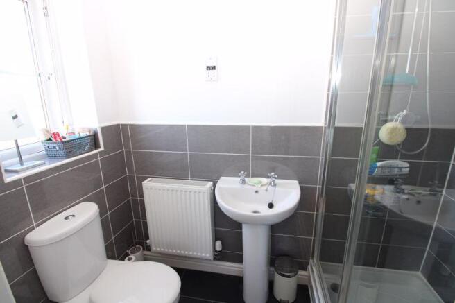 En suite showe...