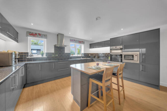 4 bed Detached for sale Image 4