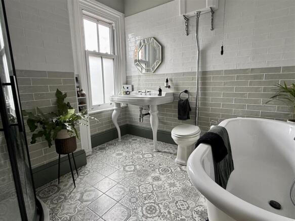 BATHROOM/WC