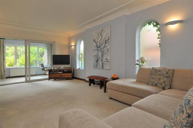 FRONT LOUNGE