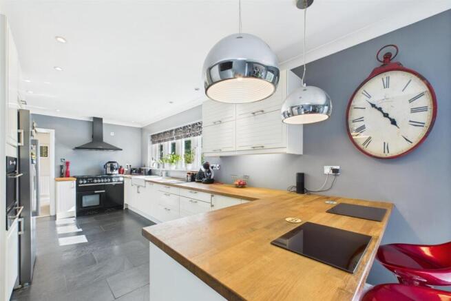 5 bed Detached for sale Image 9
