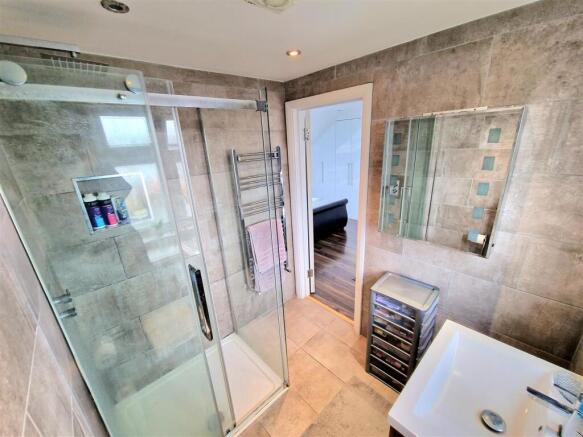 EN-SUITE BATHROOM