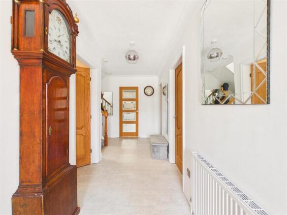 4 bed Detached for sale Image 9