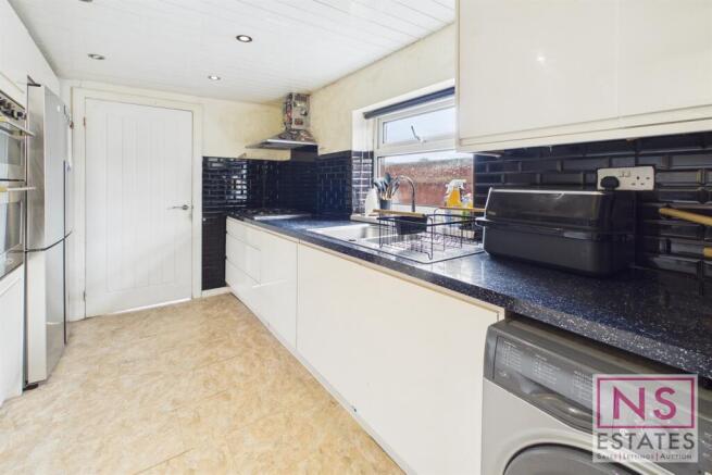 3 bed Semi-Detached for sale Image 4