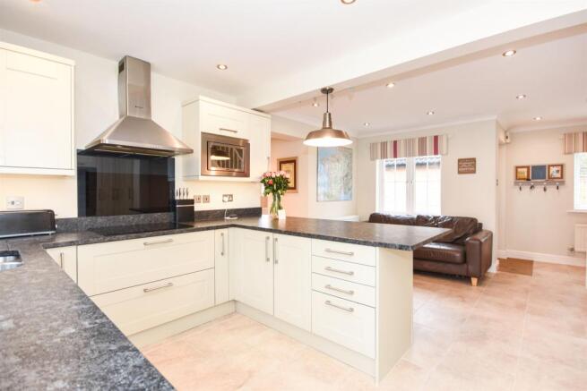 Kitchen/ Breakfast Room