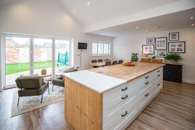 4 bed Detached Bungalow for sale Image 7