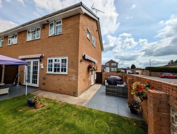 87 Dorset Way garden 2.jpg