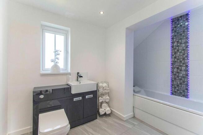 Family Bathroom / WC