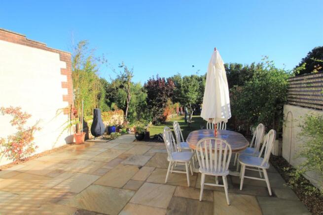 318 Devizes Road patio4