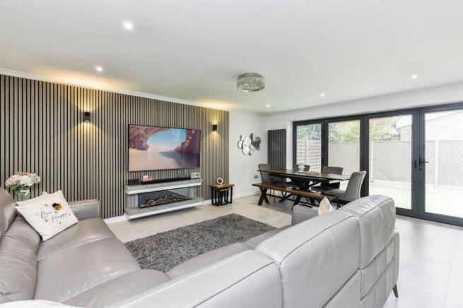 6 bed Detached for sale Image 9