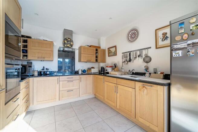 15 King George's Drive, Liphook photo 4