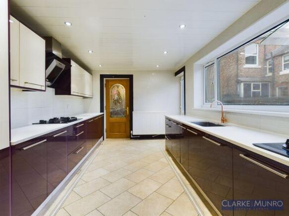 5 bed Semi-Detached for sale Image 10
