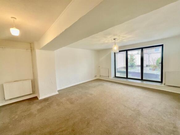 2 bed Terraced to rent Image 6