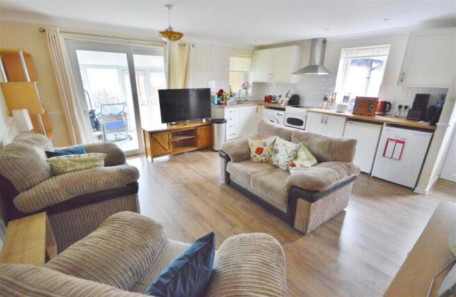 LOUNGE/KITCHEN
