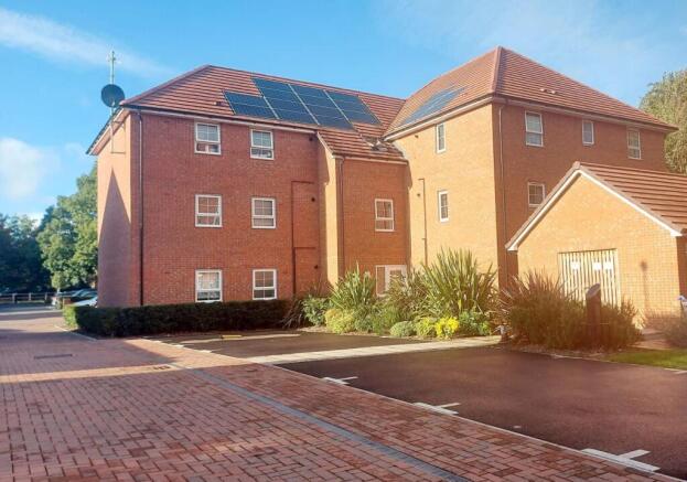 Available NOW - 2 bed flat to rent Tawny Grove, C