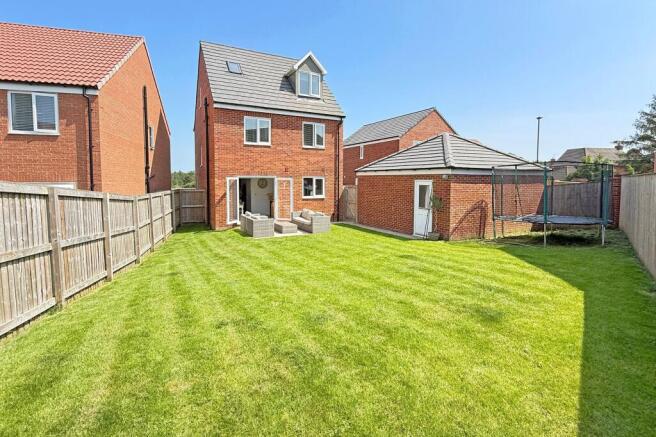 4 bed Detached to rent Image 3
