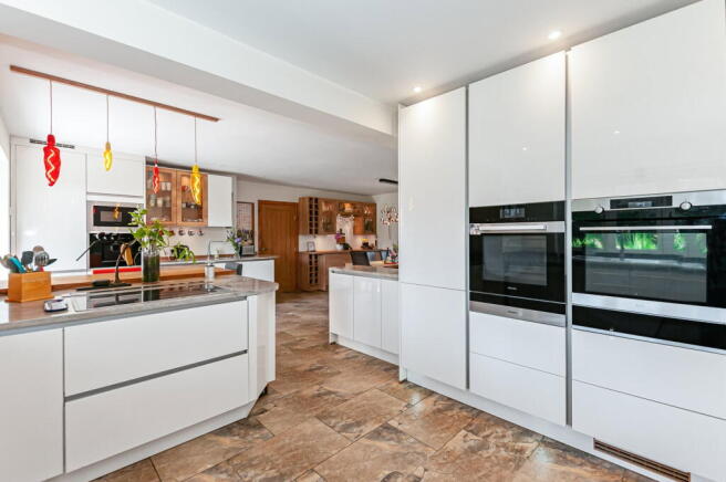 4 bed Detached for sale Image 6