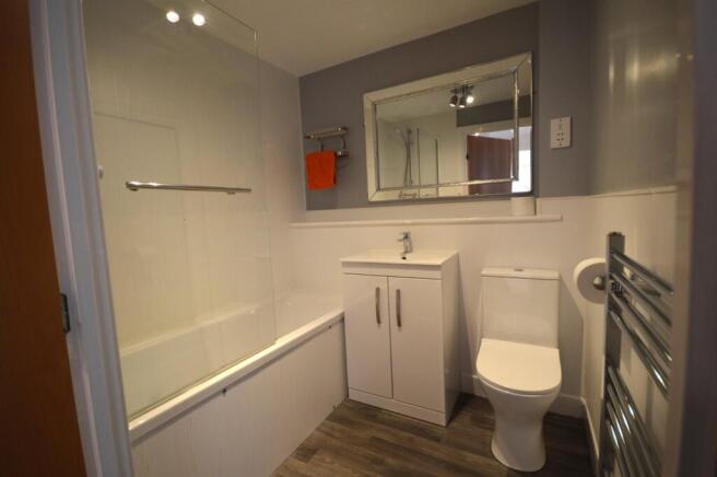 2 bed Flat to rent Image 11