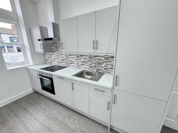 3 bed Apartment to rent Image 4