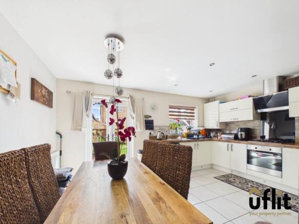 4 bed Semi-Detached for sale Image 8