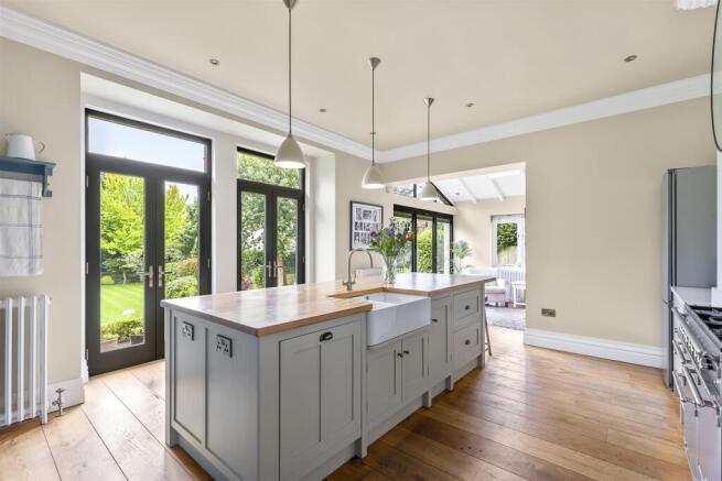 7 bed Detached for sale Image 5