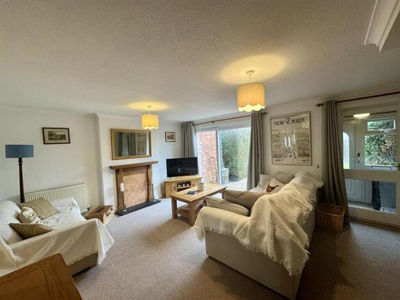 Living Room (2/3)