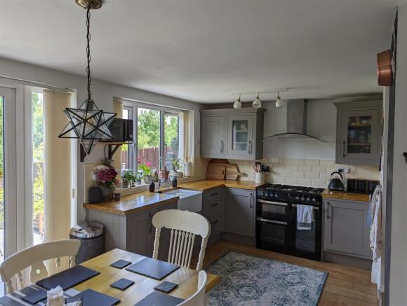 Kitchen (Large).jpg
